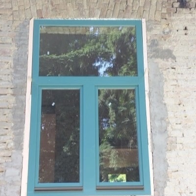 Vadászházba beépített kültéri nyílászárók zöld színben